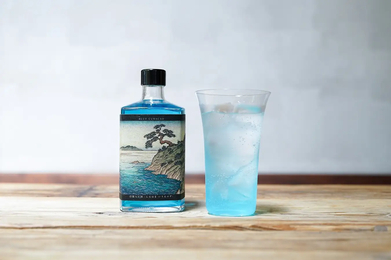 白浜蒸留所OEM製品「ぷりにうす百景 白浜入江図 ブルーキュラソー (SHIRAHAMA DISTILLERY × The Plinius)」製品画像